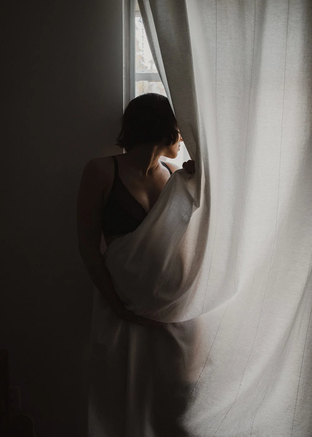 curtains hiding pregnant stomach