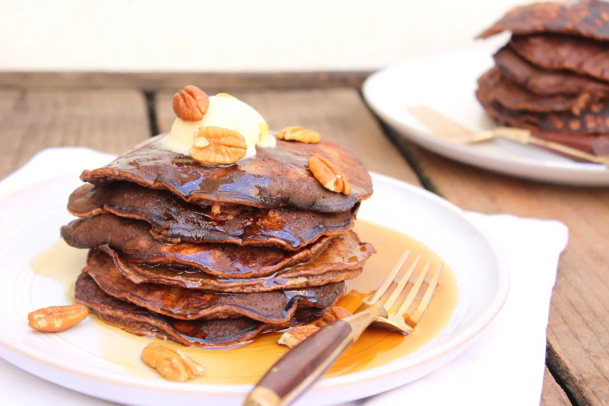 Flourless banana chocolate pecans pancakes 