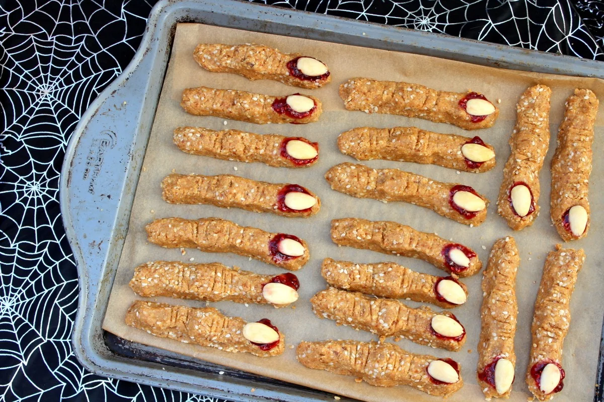 No-bake "PB & J" witches fingers : Creepy Halloween snack.