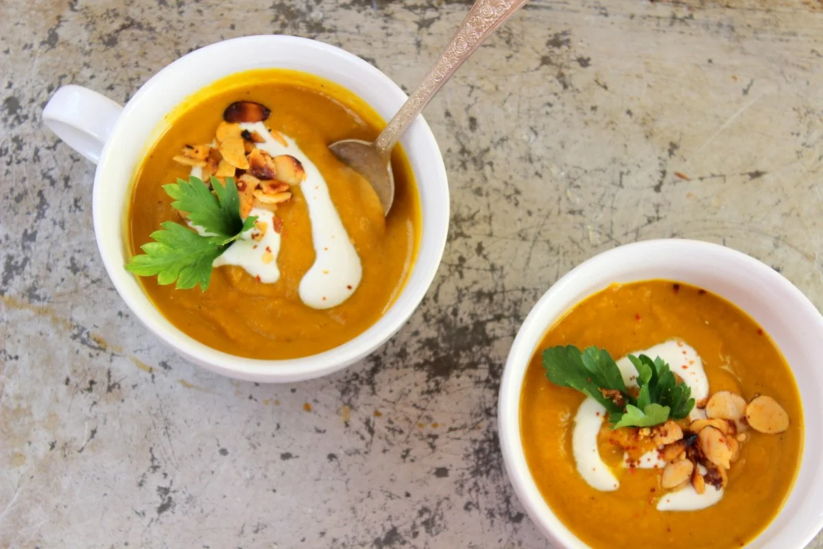Roasted carrot, fennel & turmeric soup (w/spicy almonds and cashew cream)
