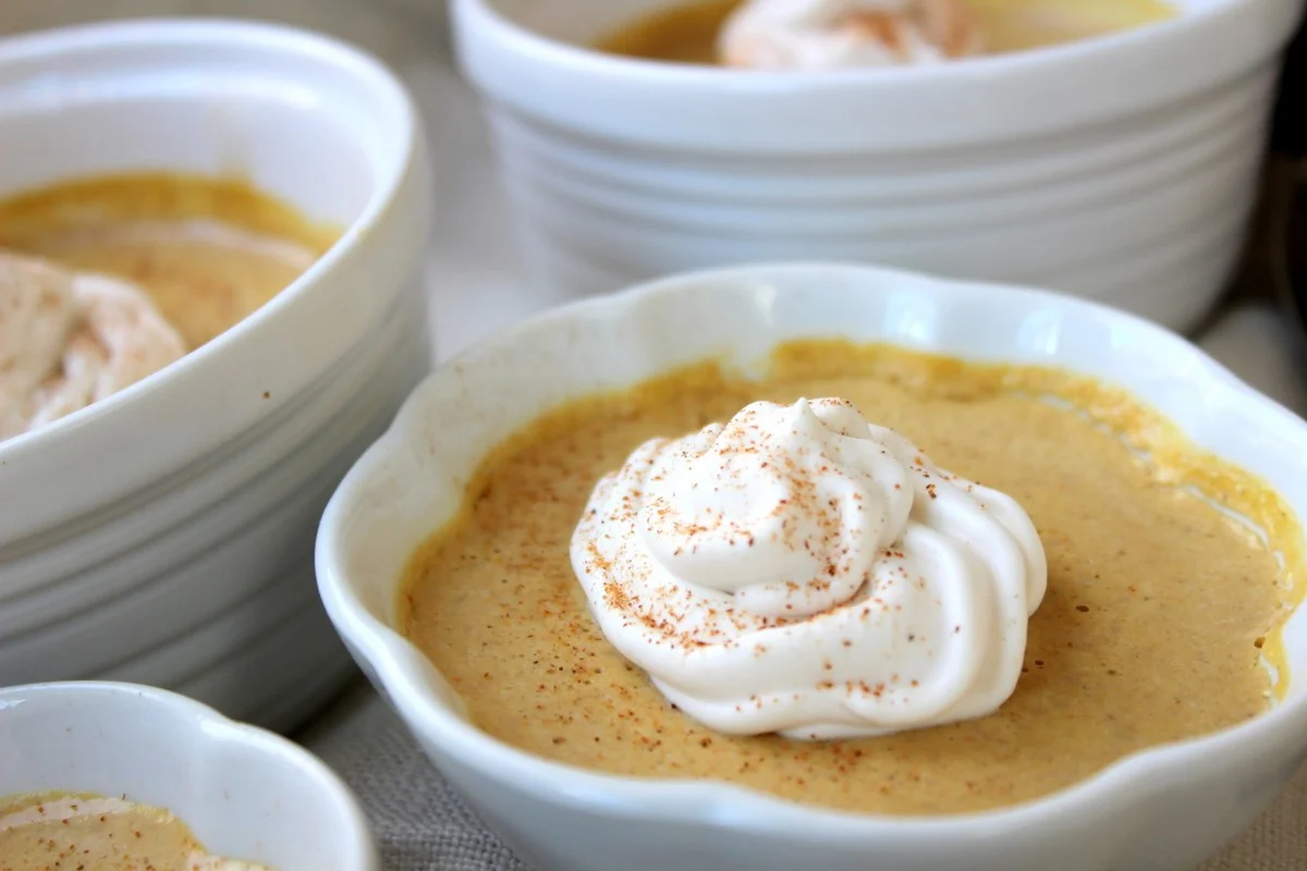 Vegan pumpkin panna cotta (w/maple coconut whipped cream and candied pecans + extra : vegan caramel)