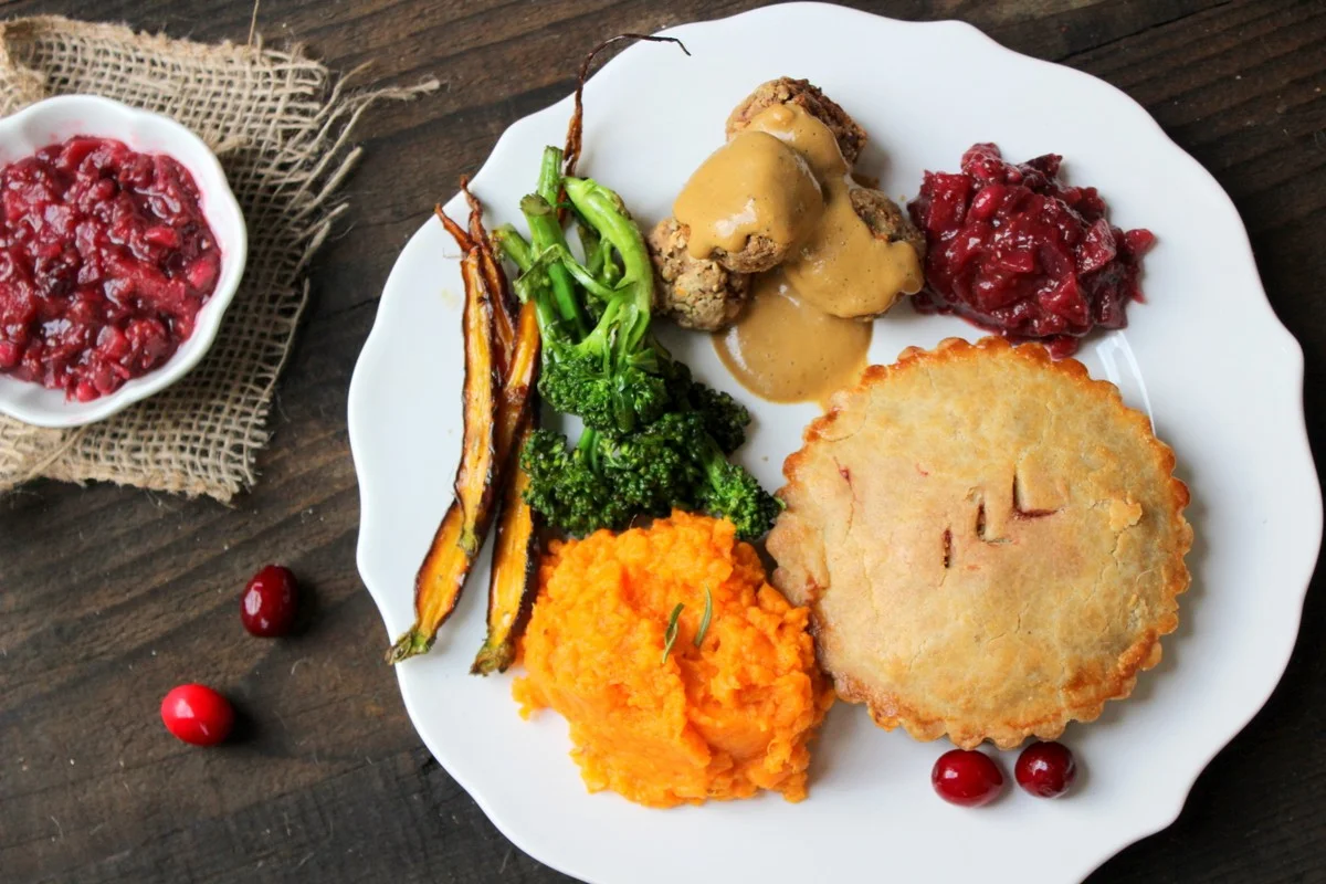 Vegan Holiday menu : millet pie + cranberry-CHIA-apple chutney 
