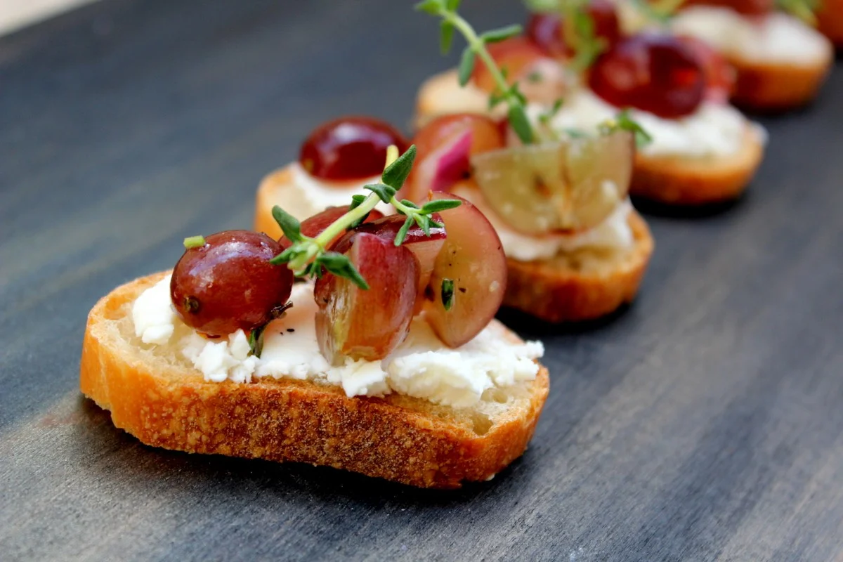 Grape, goat cheese & thyme crostini + extra : vegan option (almond cheese) 