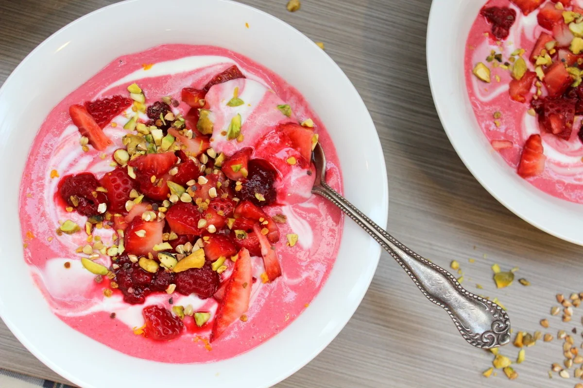Strawberry, vanilla & pistachio raw buckwheat porridge