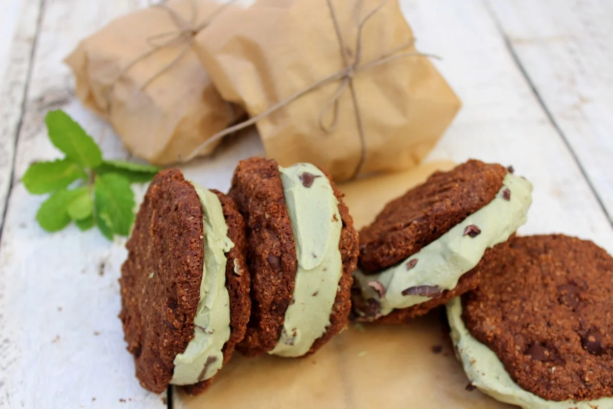 Mint chocolat chip ice cream sandwich (vegan, gluten-free)