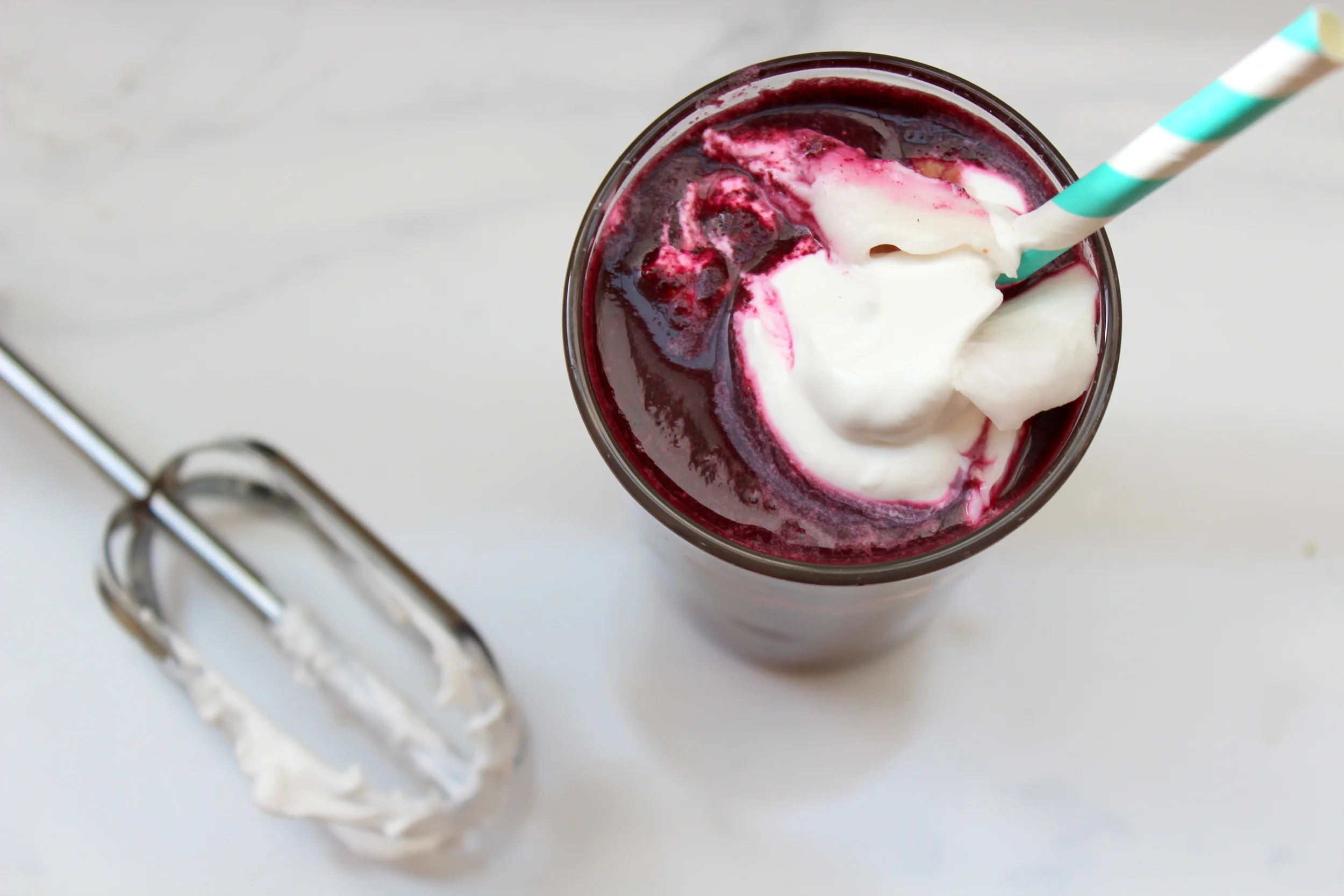 Beet n' blueberry smoothie (+ coconut whipped cream)  