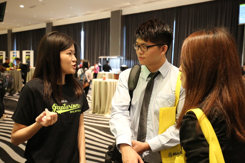 Gapturion Lee Yee speaking to interested students about Gapture Malaysia