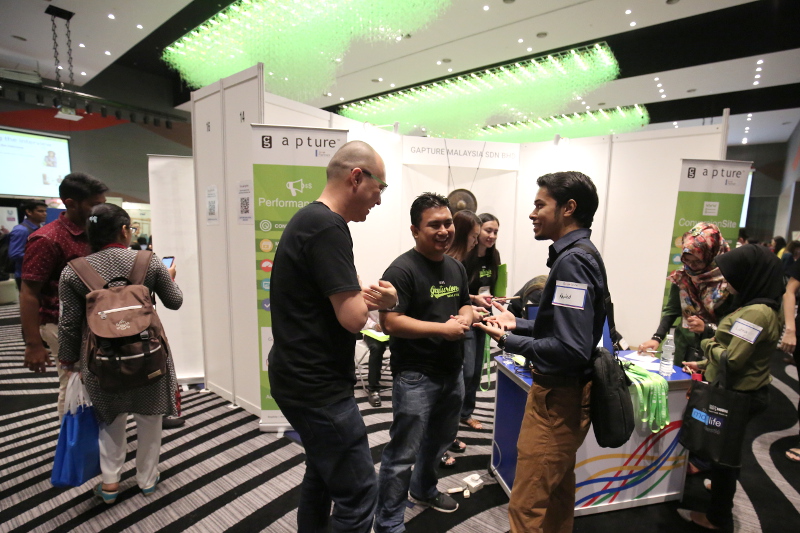 Gapturion Amirul and Gapture Malaysia Founder Stanley Chee sharing jokes with an internship candidate