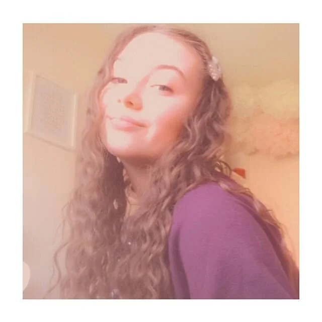 Caitlin is a braiding queen 👸🏼 After washing her hair she adds a little oil reflections to the mid lengths and end and drys the roots with a hairdryer

Then she sections her hair in her parting and does 2 Dutch Braids and wears overnight and the ne