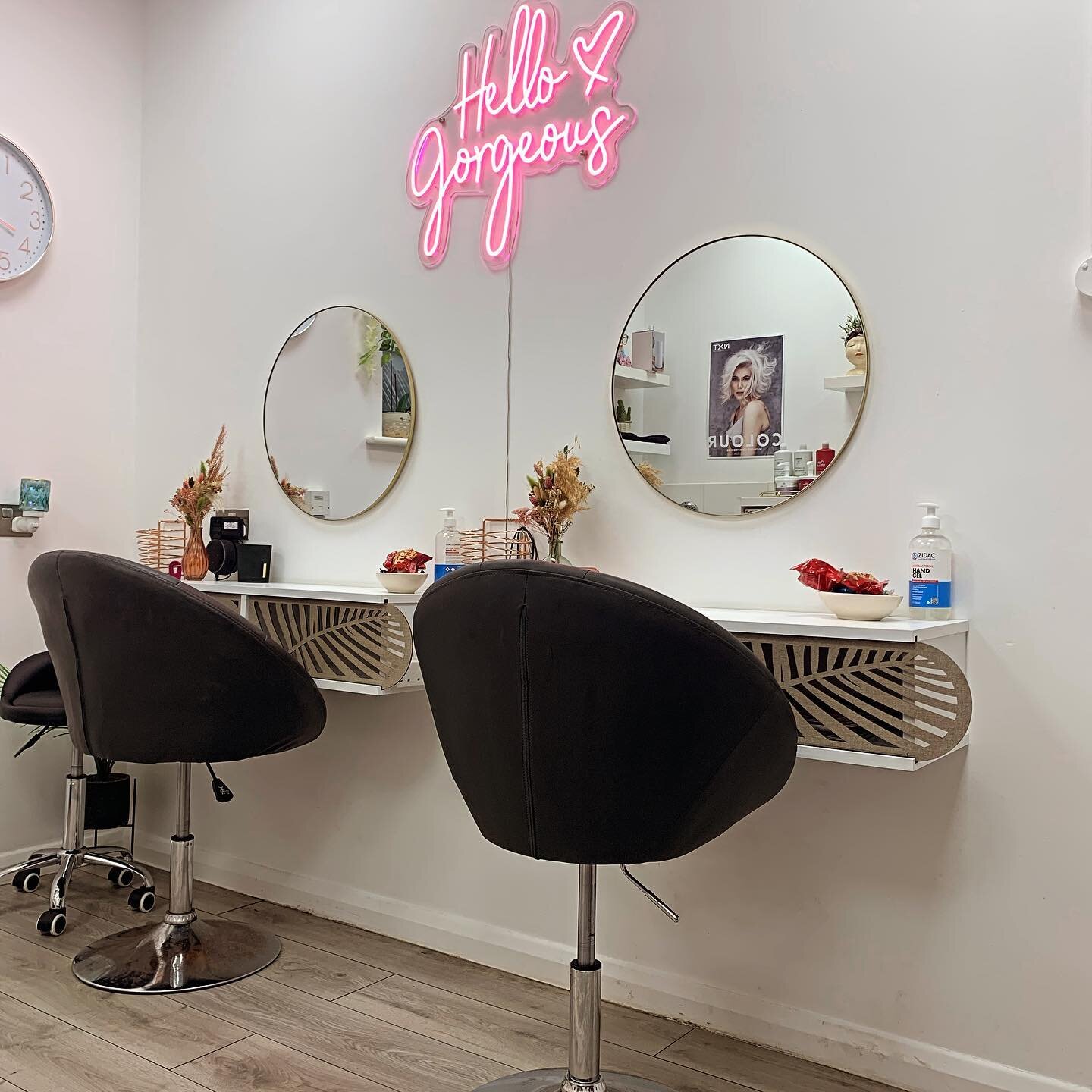 Hello Gorgeous!
Appointments available this Thursday, click on the book now button and enjoy a quiet moment in the new studio salon 
.
.
.
#wellaprofessional #blondespecialist #brunette #copperhair #studiosalon #hairstylist 
#chandlersfordsalon #chan