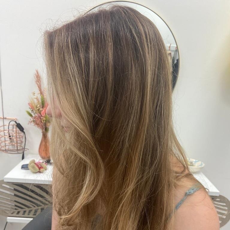 Ribbons of brightness
.
.
.
#balayage #balayagehighlights #bronde #chandlersfordsalon #hampshiresalon #rebeccaealeshairdressing