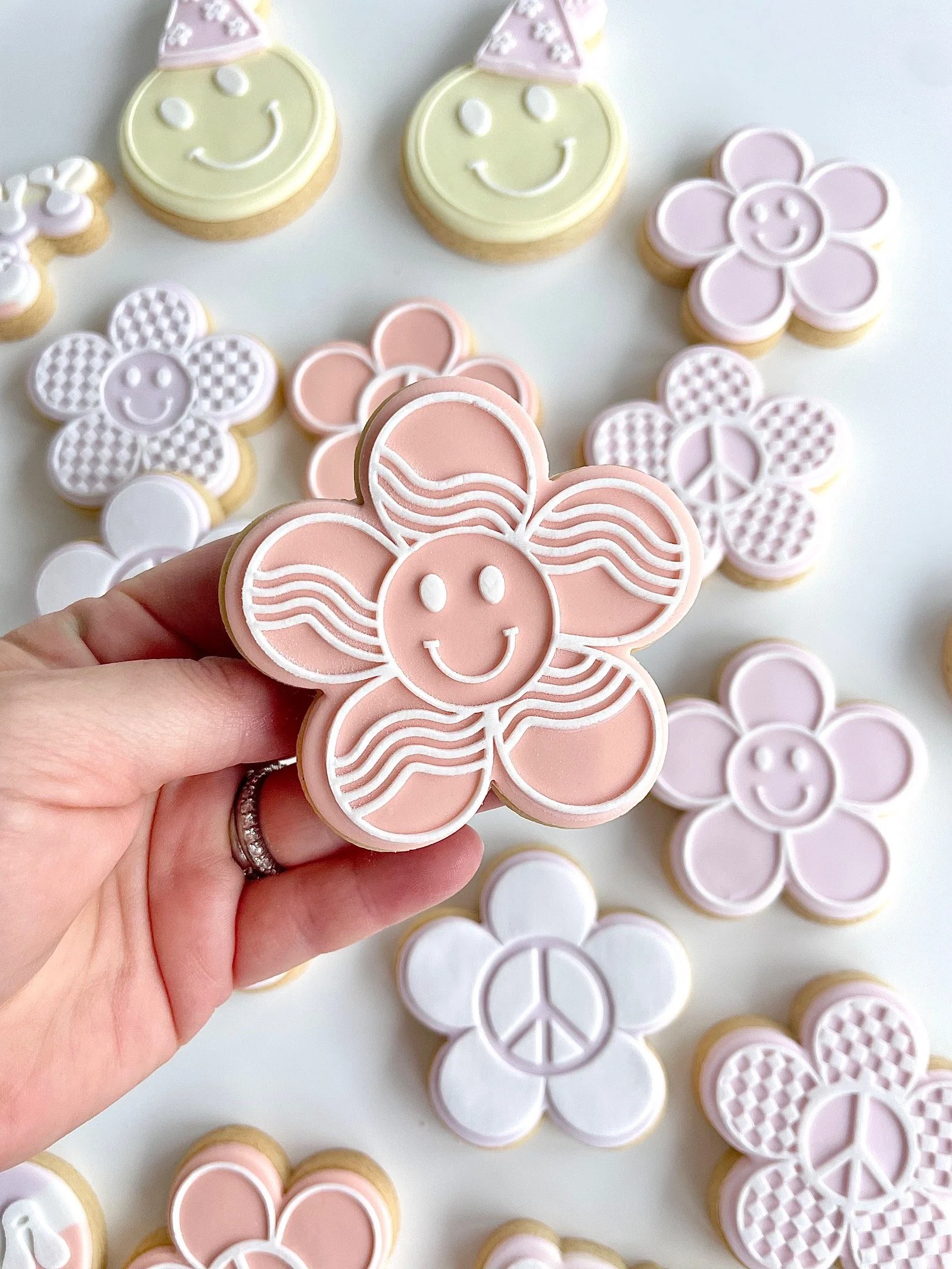 flower-daisy-happy-face-cookie-groovy-peace (4).jpeg