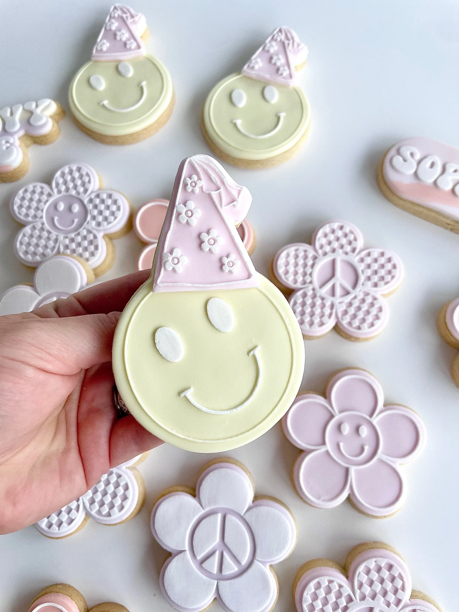 flower-daisy-happy-face-cookie-groovy-peace (3).jpeg