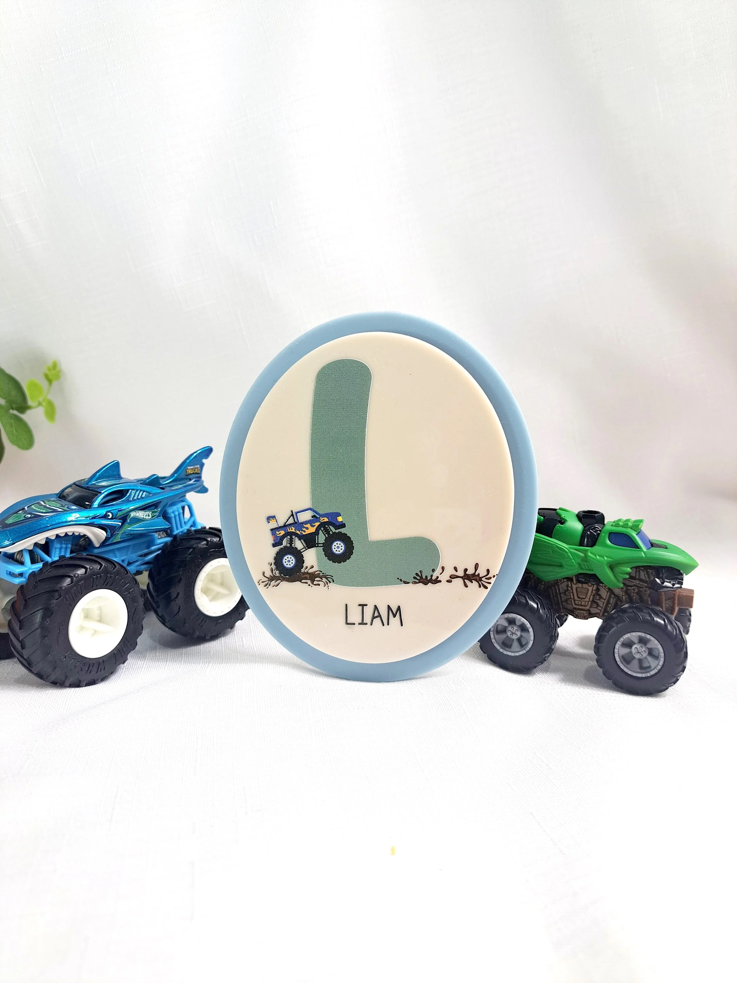 boys-bedroom-decor-monster-trucks (2).jpg