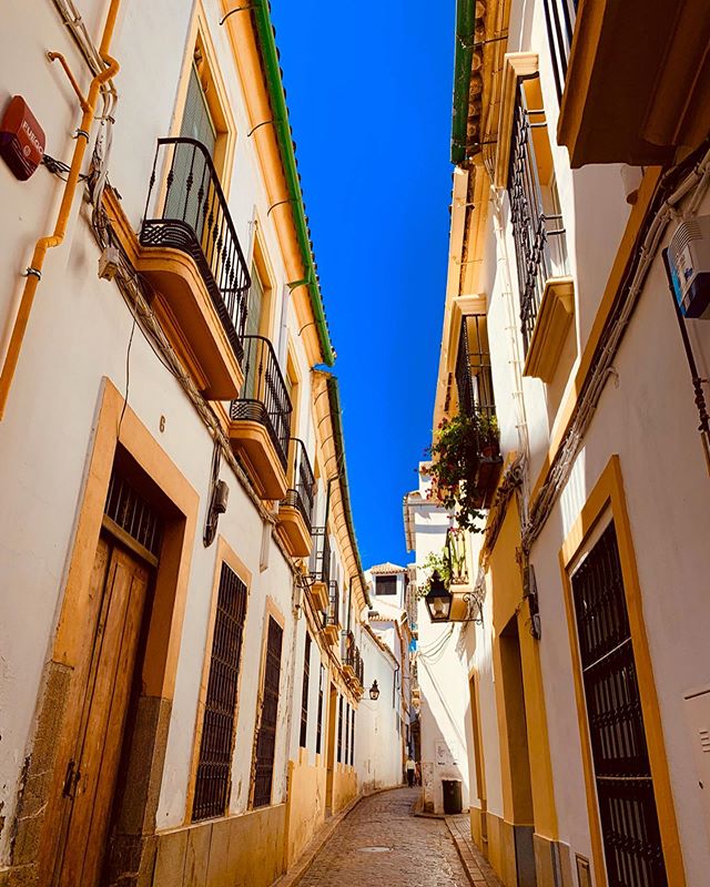 Let&rsquo;s walk in narrow alleyways and wander around till we get hungry and find delicious food? ..... Sounds like a great plan 😎