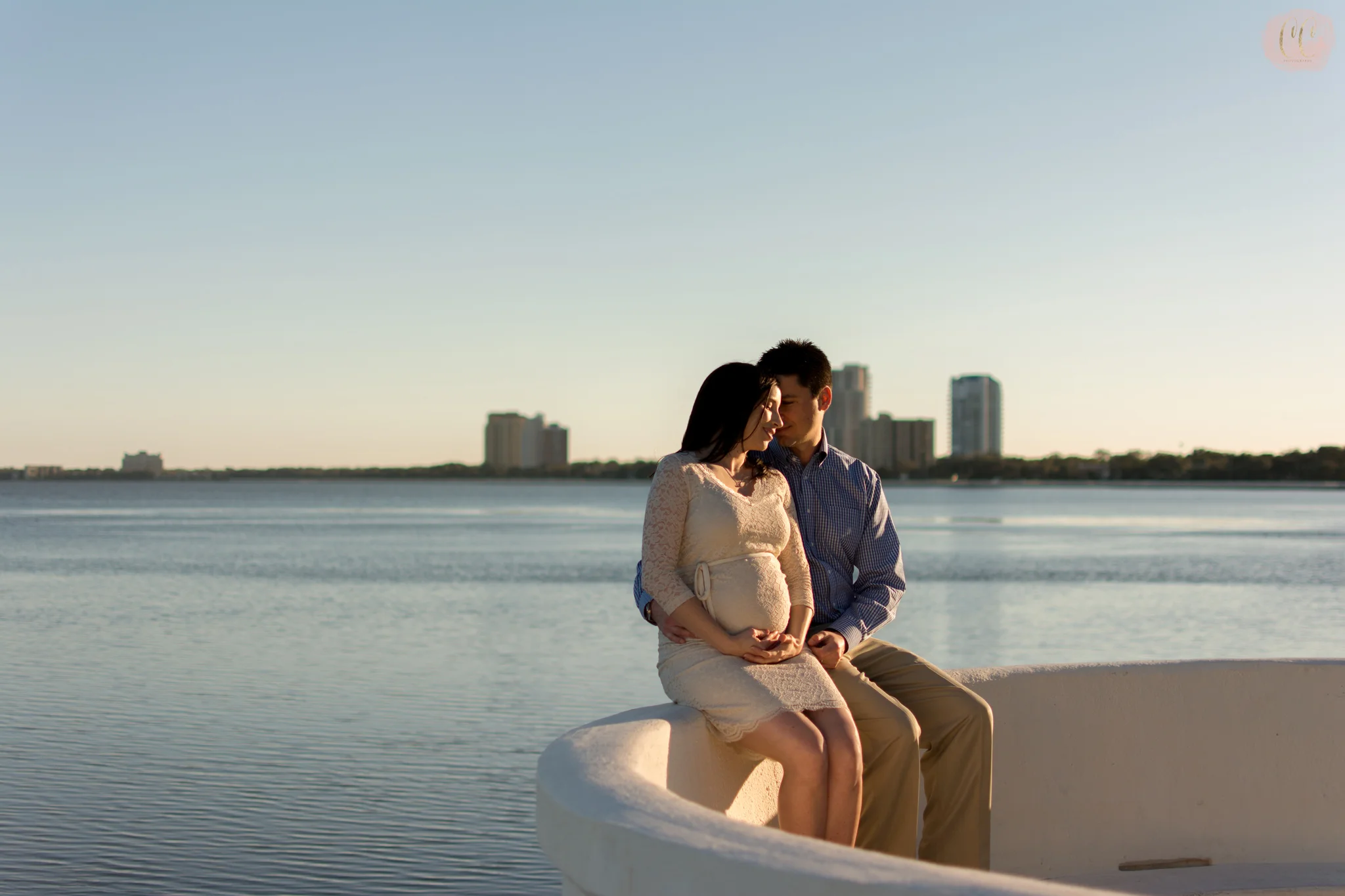 Maternity photos on Bayshore Boulvard in Tampa Florida taken by family photographer Carlie Chew Photography 
