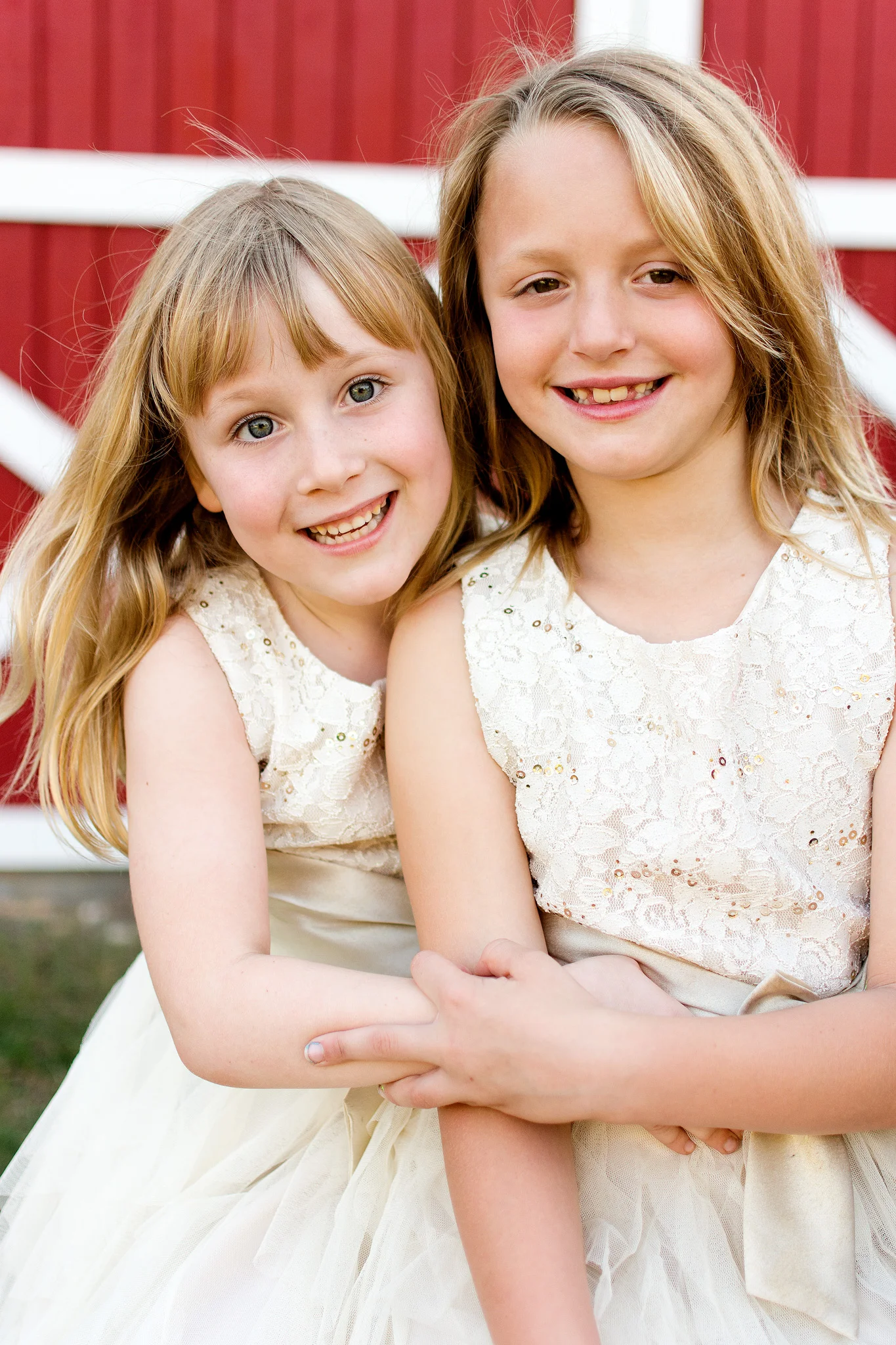 Photo of sister's hugging in front of barn in Dade City, Florida taken by Carlie Chew Photography 