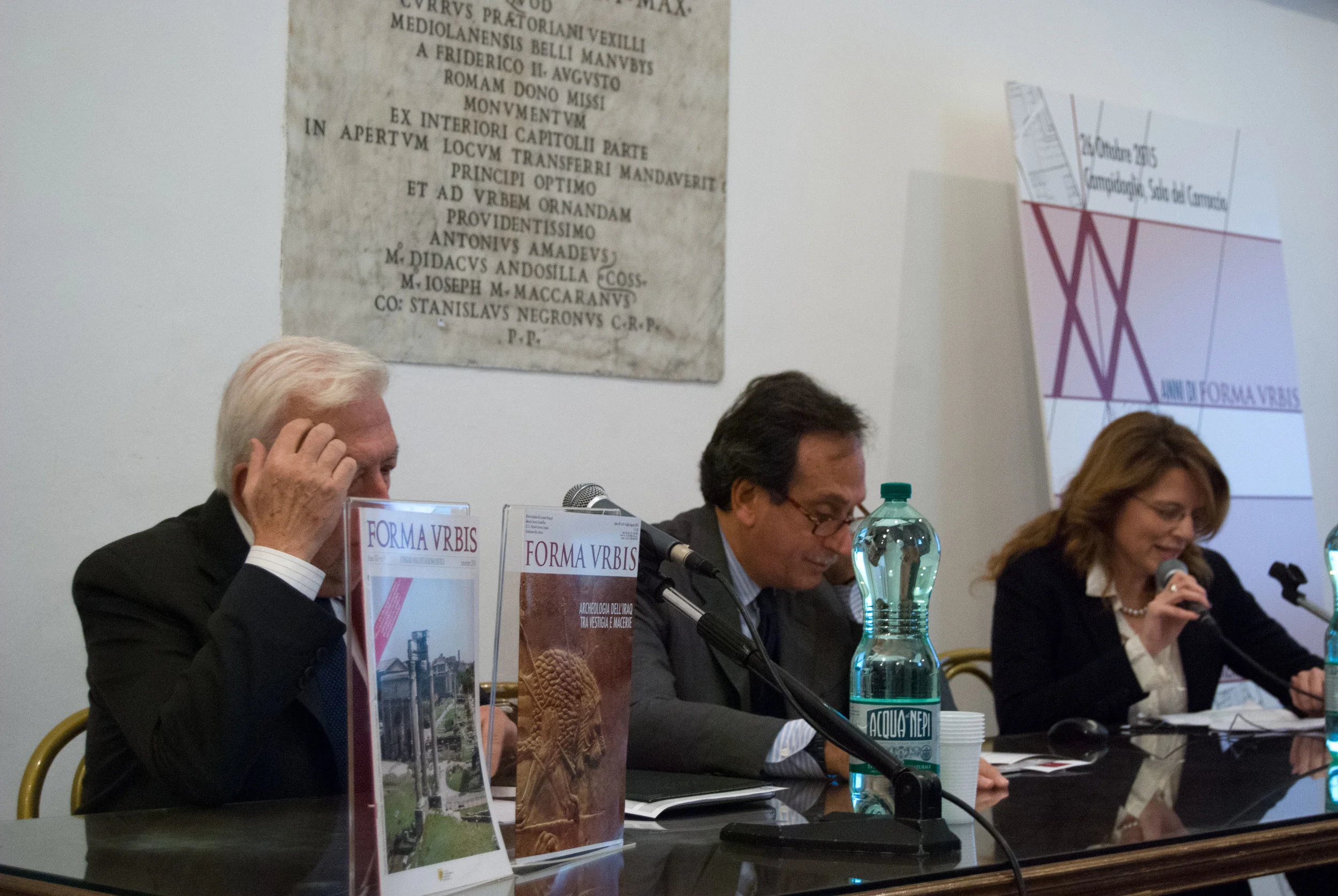 Apertura lavori e saluti istituzionali. Da sinistra Claudio Mocchegiani Carpano (Direttore scientifico di Forma Urbis), Claudio Honorati (Presidente della Fondazione Dià Cultura), Simona Sanchirico (Fondazione Dià Cultura, Forma Urbis)