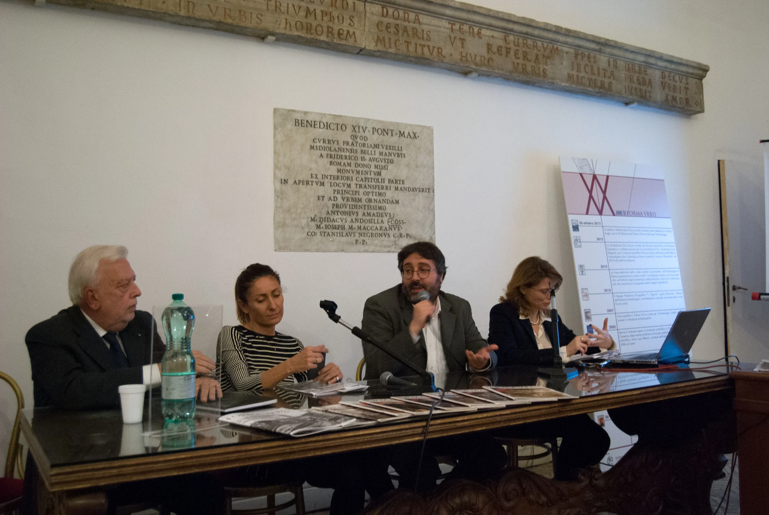 IX Premio Forma Urbis. La premiazione dei vincitori. Intervengono (da sinistra) Claudio Mocchegiani Carpano (Direttore scientifico di Forma Urbis), Laura Pasquali (Editore di Forma Urbis), Luca Attenni (Università degli Studi di Roma Tre) e Simona Sanchirico (Direttore editoriale di Forma Urbis)