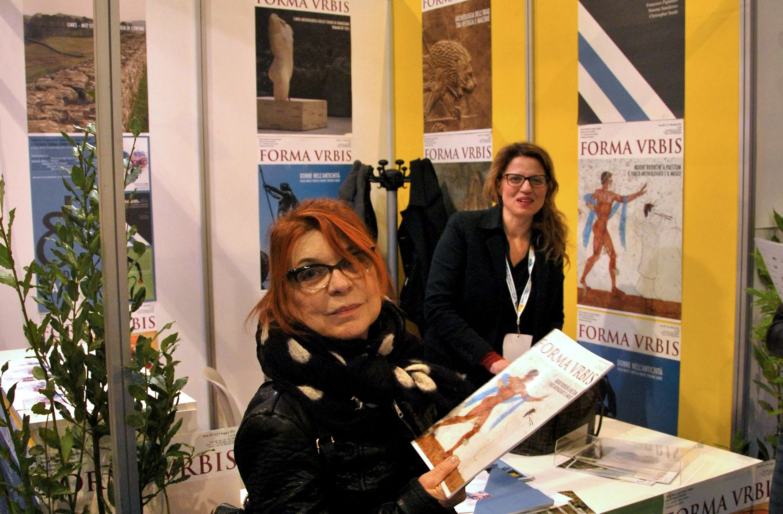 Simona Sanchirico (Fondazione Dià Cultura) con Syusi Blady (Turisti per caso) e il numero di Forma Urbis dedicato a Paestum.