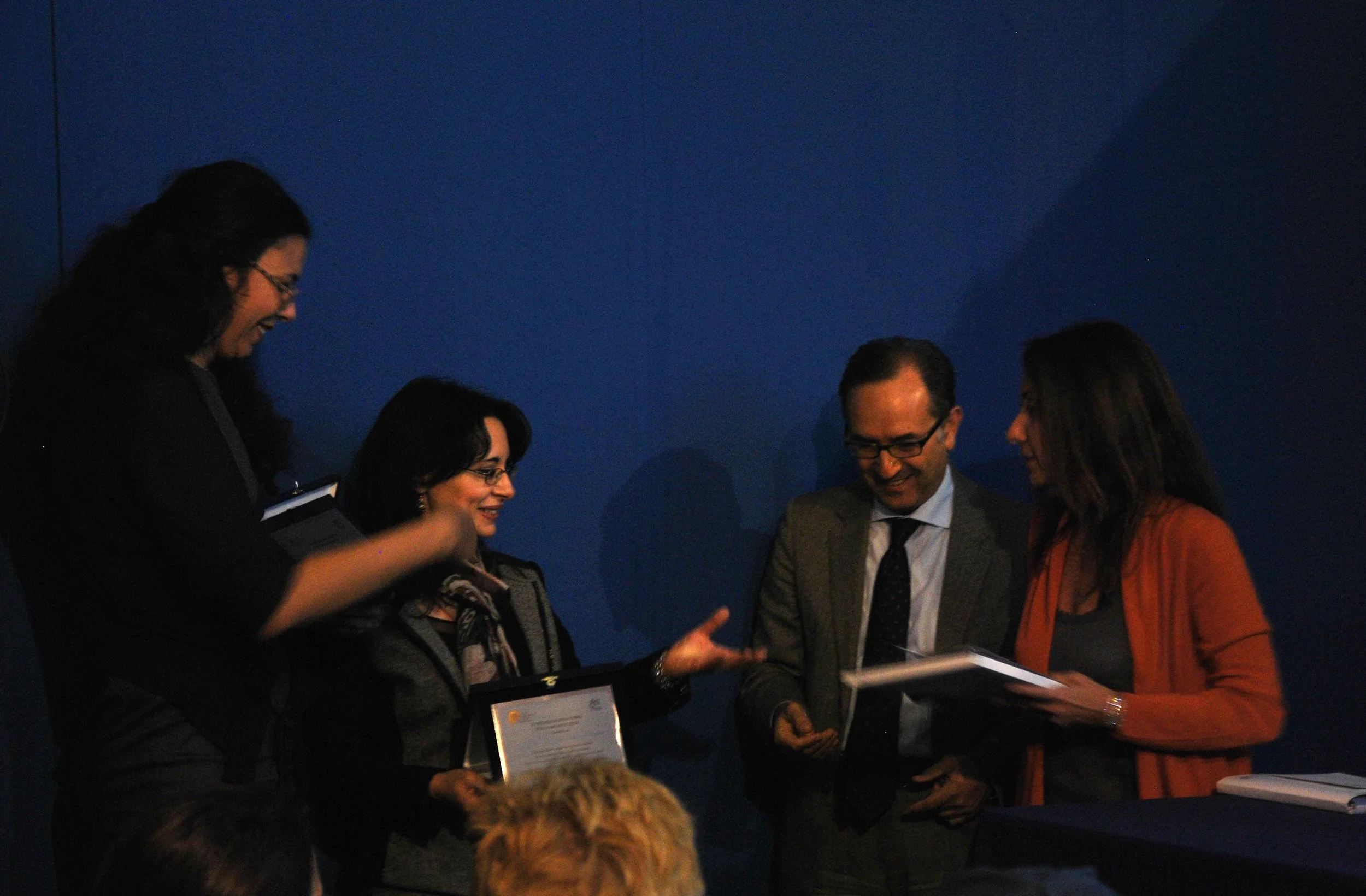 X Premio Forma Urbis - Giuliano Volpe e Laura Pasquali premiano le prime classificate, Eleonora Romanò e Fabiana Susini.
