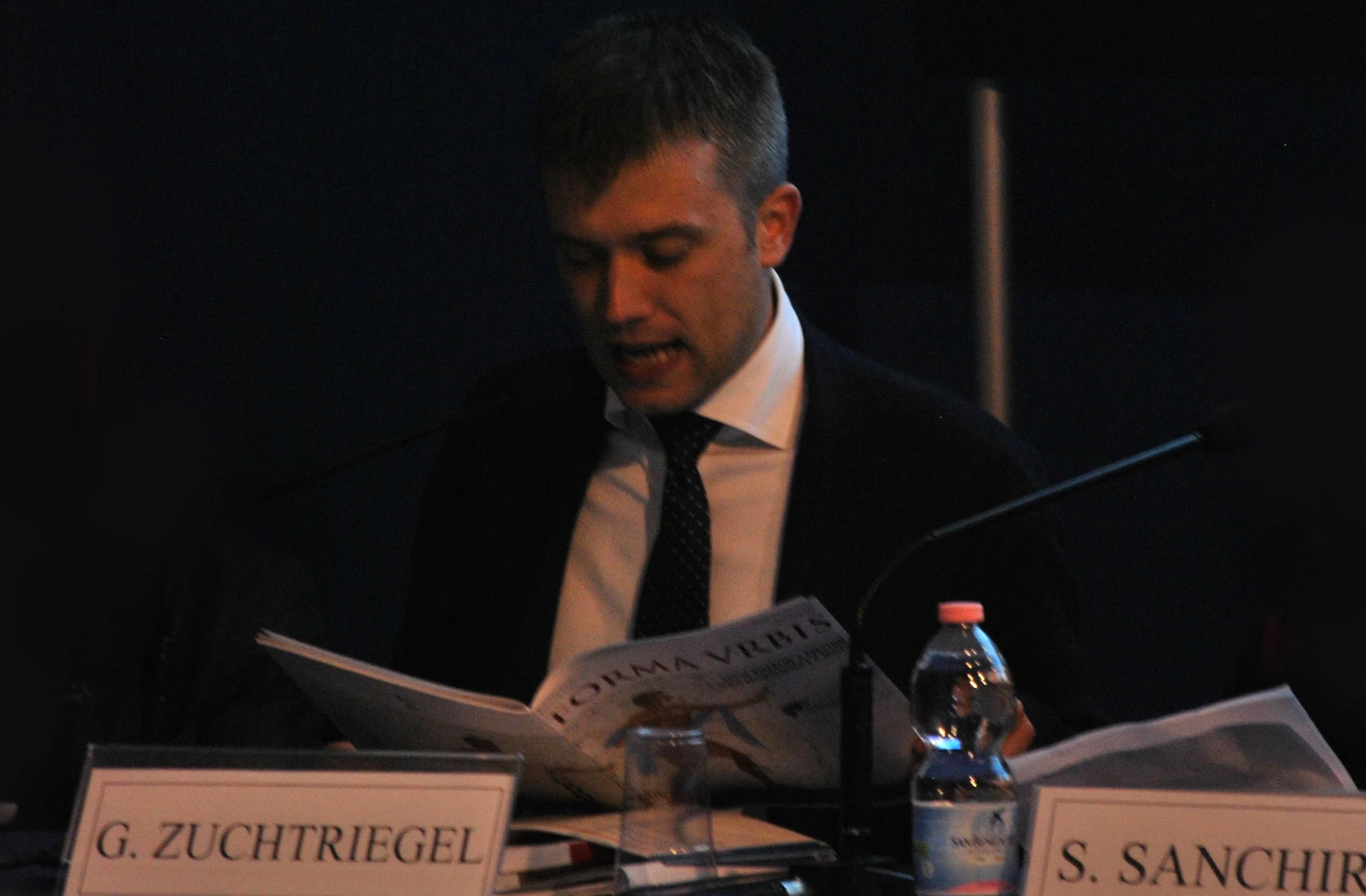 Gabriel Zuchtriegel (Direttore del Parco Archeologico di Paestum) presenta il numero di Forma Urbis "Nuove ricerche a Paestum. Il Parco Archeologico e il Museo", da lui curato. 