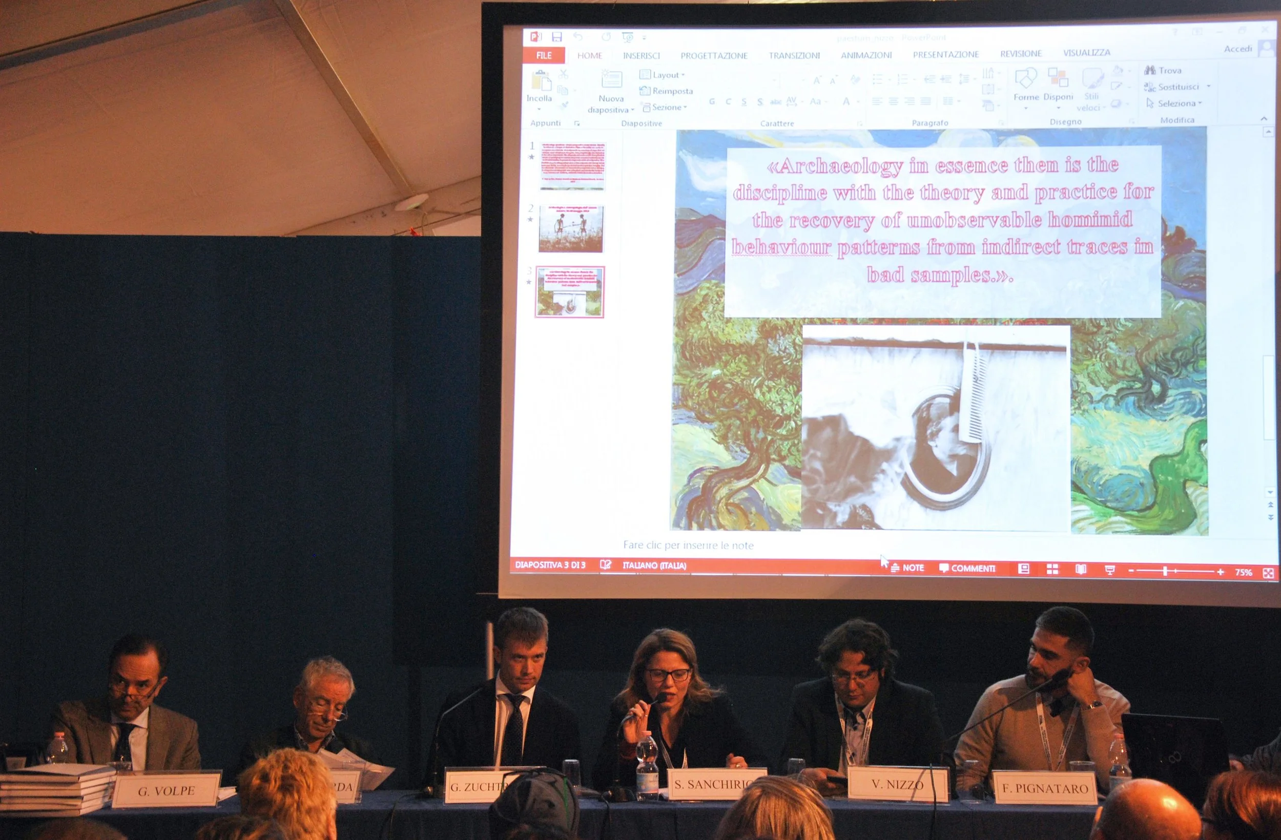 Simona Sanchirico (Fondazione Dià Cultura) introduce Valentino Nizzo (Direzione Generale Musei - MiBACT) curatore del Terzo Convegno Internazionale di Antropologia e Archeologia a confronto, quest'anno dedicato al tema dell'amore, che si terrà all'interno di RomArché 8. parla l'Archeologia.
