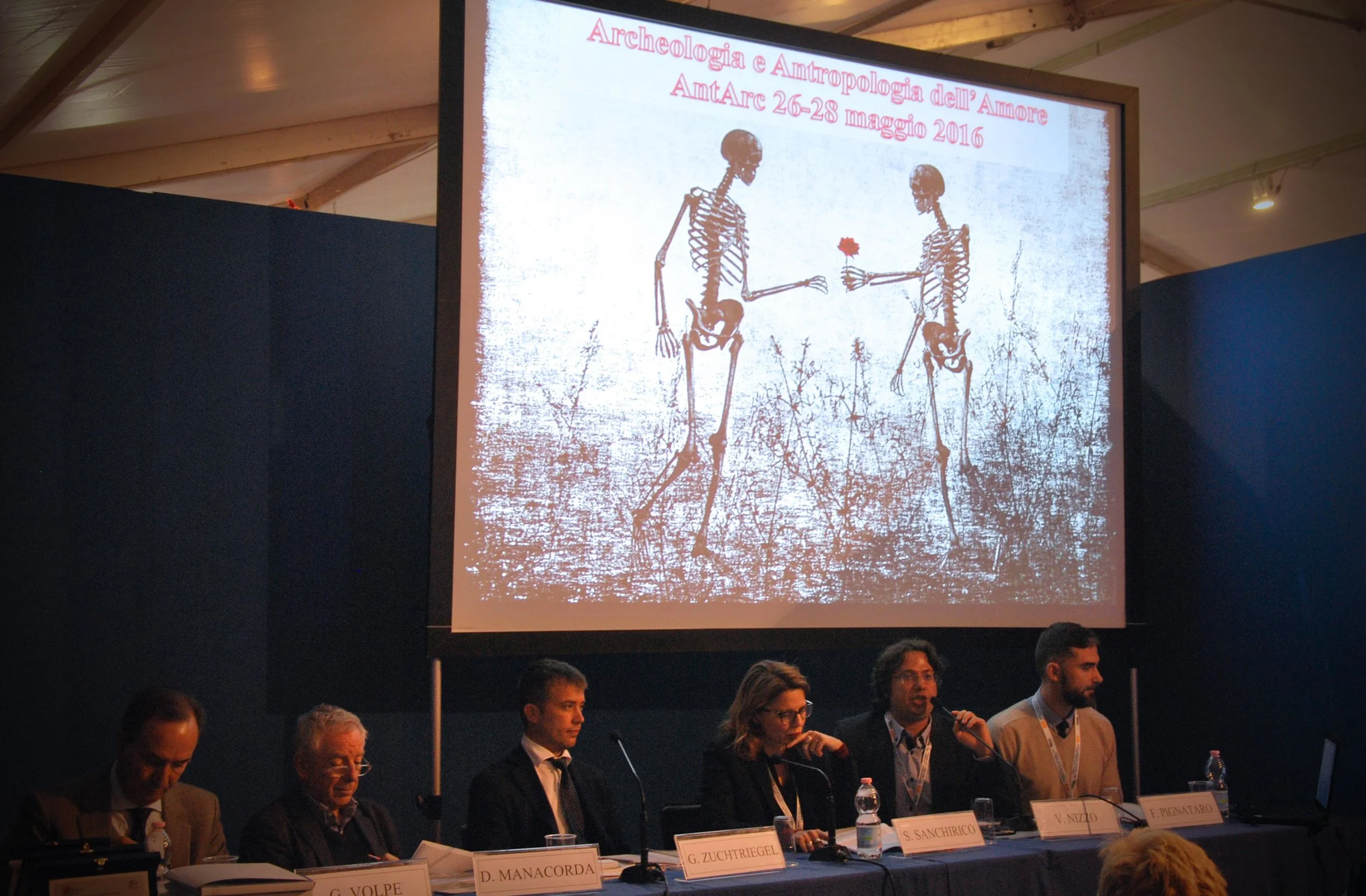 Valentino Nizzo (Direzione Generale Musei - MiBACT) introduce il Terzo Convegno Internazionale di Antropologia e Archeologia a confronto, quest'anno dedicato al tema dell'amore, che si terrà all'interno di RomArché 8. parla l'Archeologia.