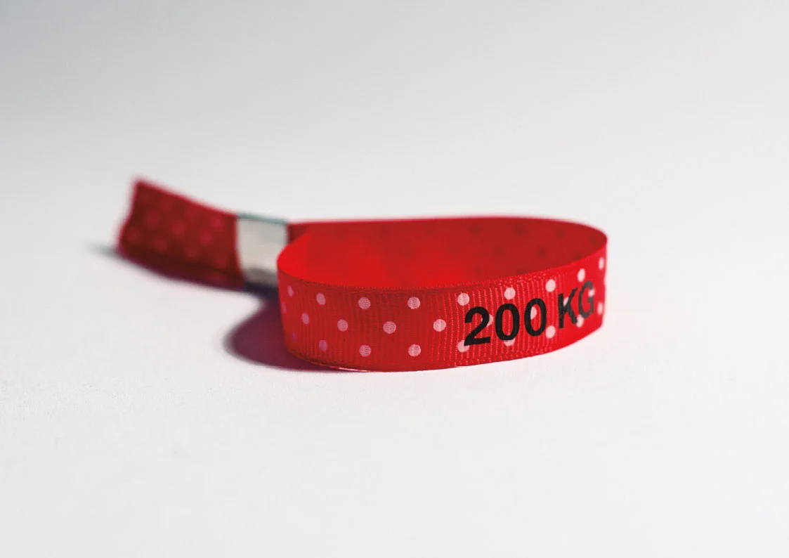  Pulsera identificativa, para saber quien esta vivendo la experiencia de 200KG. 