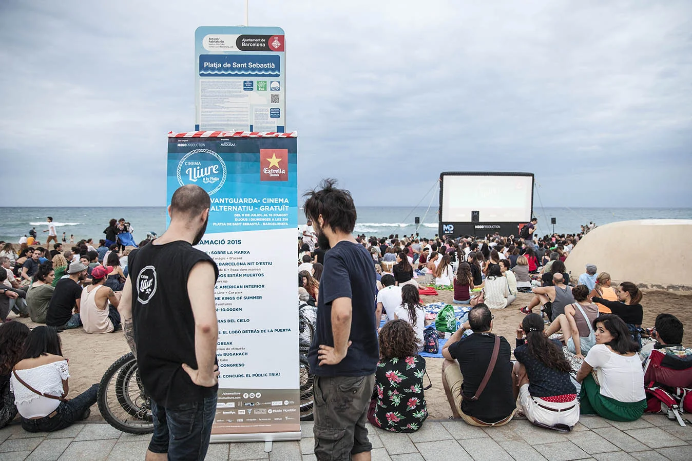  Roll up con la programación, colocado en la playa para informar al público de todas las proyecciones. 