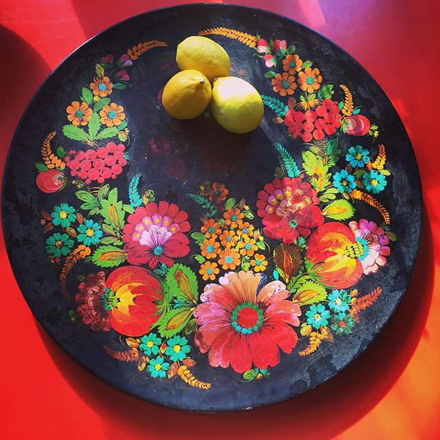 A beautiful plate to brighten up your grey Wednesdays. We found this in a second hand shop in Athens and LOVE IT. 🌺🌼🌸🌻🍋🍊🍏🍇😎