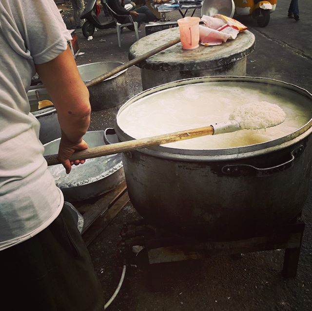 Cooking rice on the streets of Baghdad #middleeasternfood 📸 by my dad #iraq #noricecookerneeded!