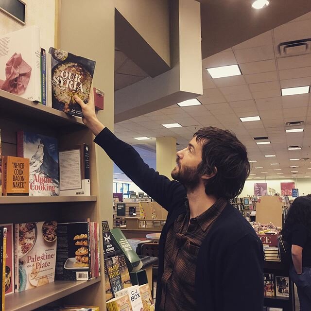 Spotted... buying a copy of our book in LA 😎 @officialjimsturgess #syriarecipesfromhome #middleeasternfood #cookbook #birthdaygift