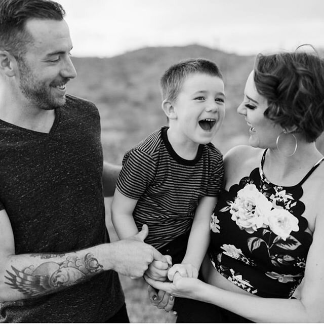 So many outdoor socially distant mini sessions coming up! Here&rsquo;s another throwback to shooting with family in Arizona🖤