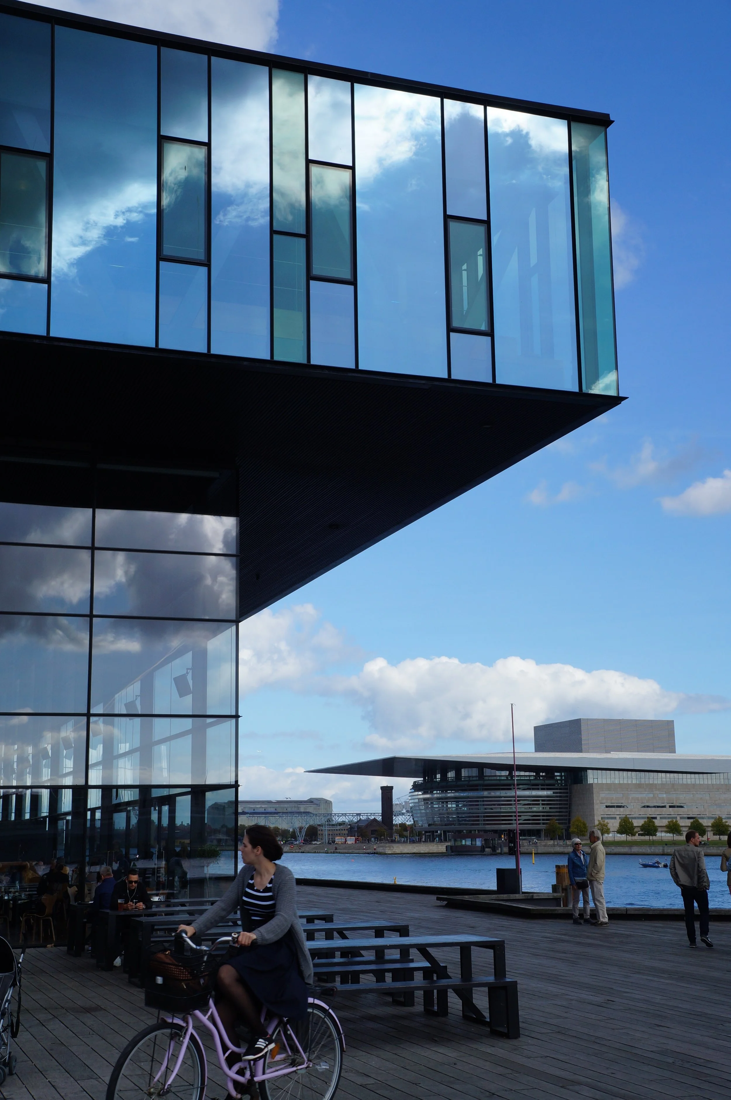 Skuespilhuset med Operaen i baggrunden