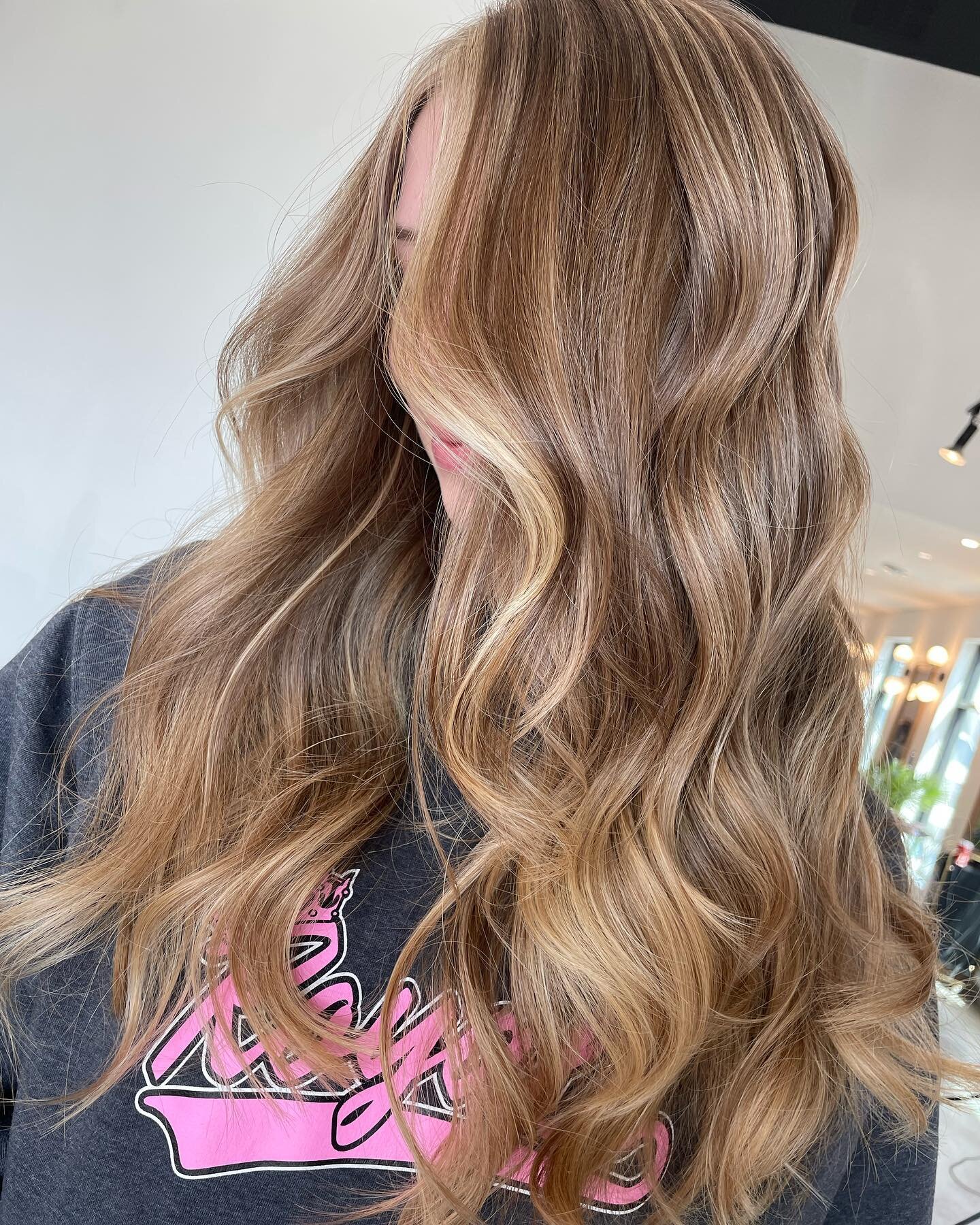 That joi magic. 🥰
Created by @chelsey.passionsbeautystudio 

Lightened with blonde life lightner. And toned with blonde life new glosses 🥰