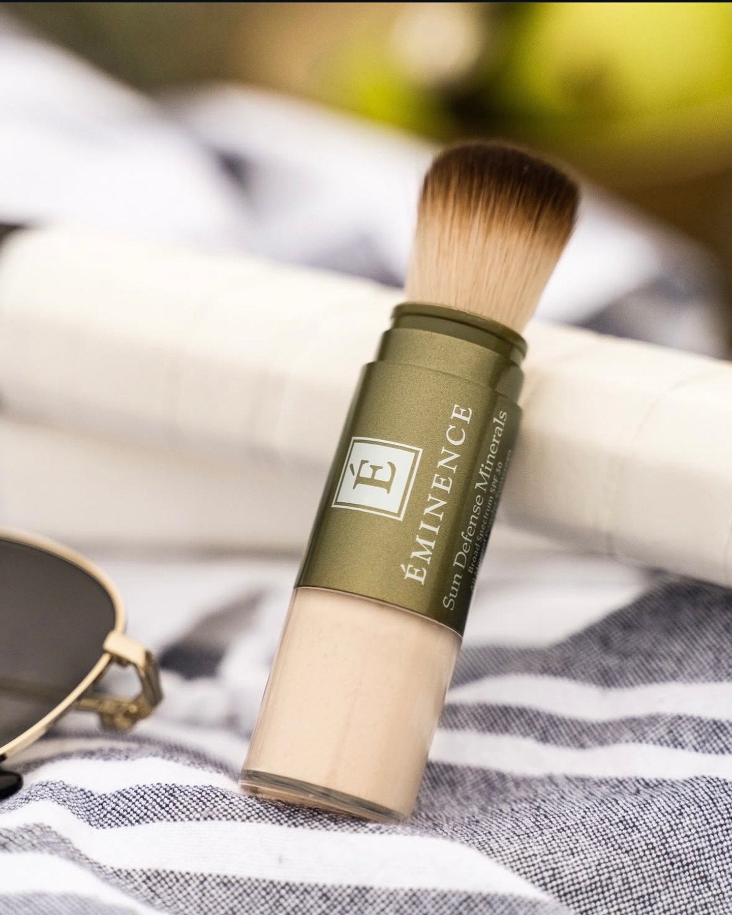 Sun Defence Minerals, 
a summer must have☀️

- soft powdered sunscreen 
- sheer to medium coverage 
- SPF 30 
- gluten free 
- all organic and natural ingredients🌱

Key ingredients: 

Zinc Oxide: a natural mineral; protects from UVA and UVB rays

Bu