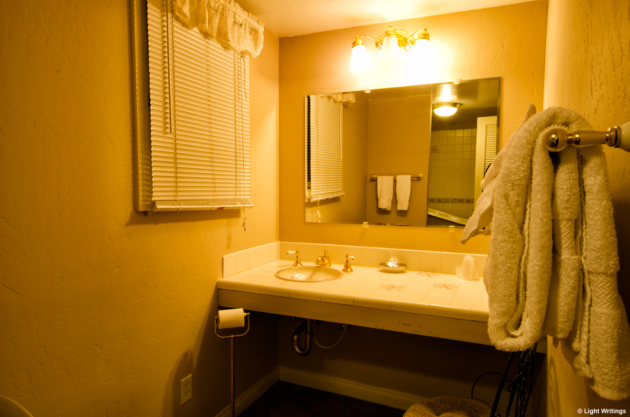 USA_Tioga_lodge_restroom_DSC3554.jpg