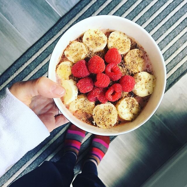 Strawberry banana grits!  In a sauce pot bring 2 cups of oat milk, teaspoon of cinnamon, dash of salt and 1 cup of water to a boil. 
Add 1 cup of grits. Bring to a simmer and stir occasionally until thick. Set aside. 
In a blender, add 1 cup frozen s