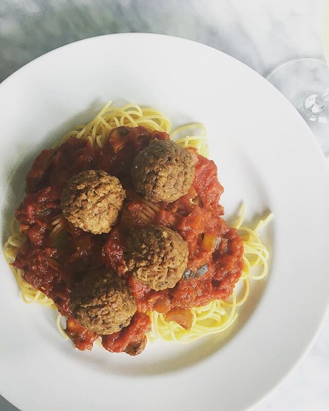 Pasghetti and plant balls! 🌱🍝🌱🍝🌱🍝 (My family is eating a lot of vegan meals with me around 🤫)
.
.
.
.
.
.
.
.
.
.
.
.
.
.
.
.
.
.
.
.
.
#vegan #vegansofig #veganfood #easymealprep #crueltyfree #veganaf #veganbabe #veganbreakfast #quarantinecoo