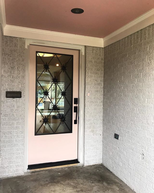 That&rsquo;s right, we painted the front door ✨pink✨ Besides being a fabulous color, we actually picked it as an homage to the original front door. The darker pink on the ceiling was the exact color of the 50&rsquo;s front door. We also saved the ori
