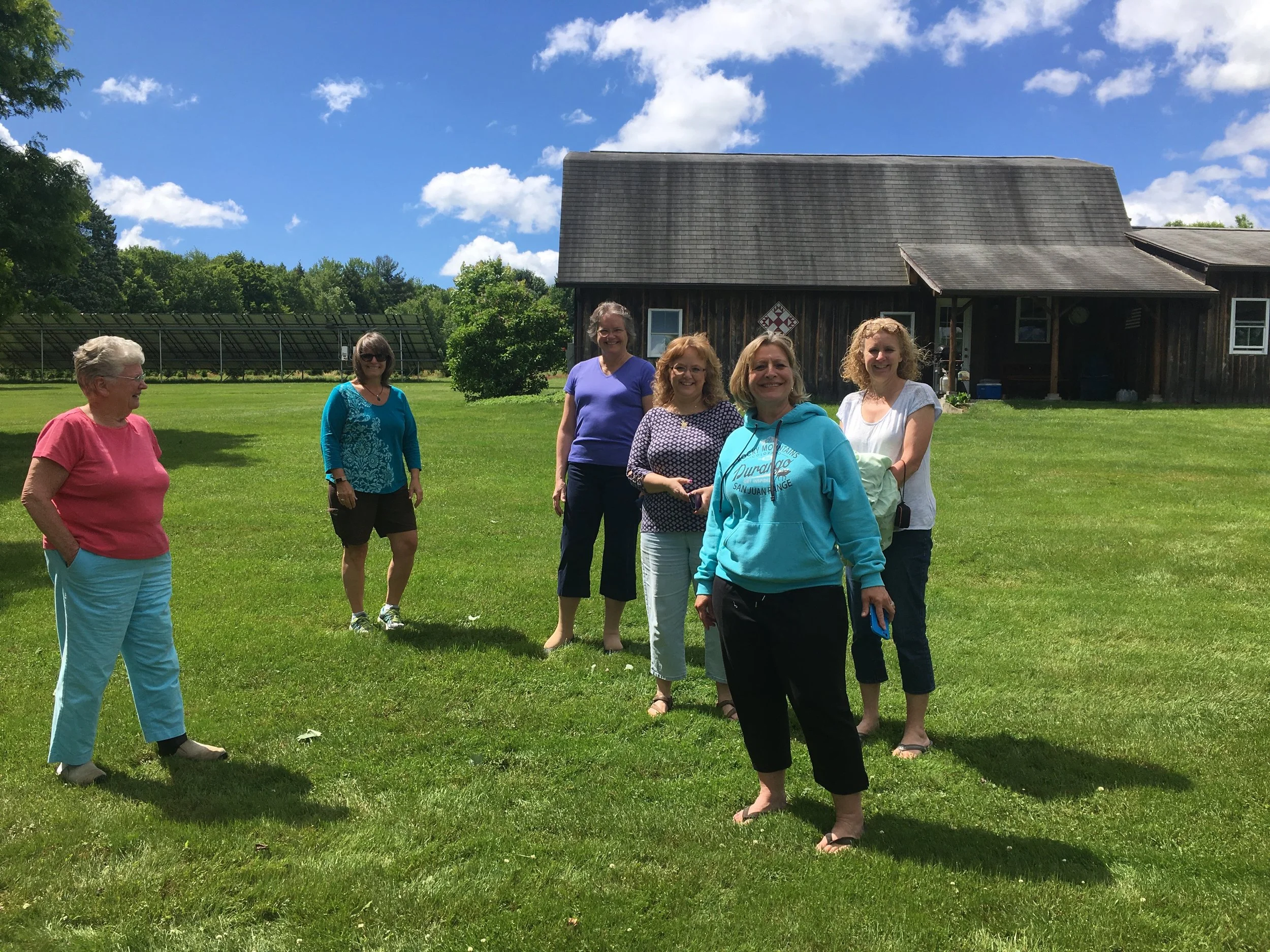 From left to right: Katrina's mom, Lynn Wheatley, Cora Swalec. Debbie Kalenty (Quilters Obsession) Jackie Mowday (in front in blue) and Katrina Thomas (Hope Chest Quilting)