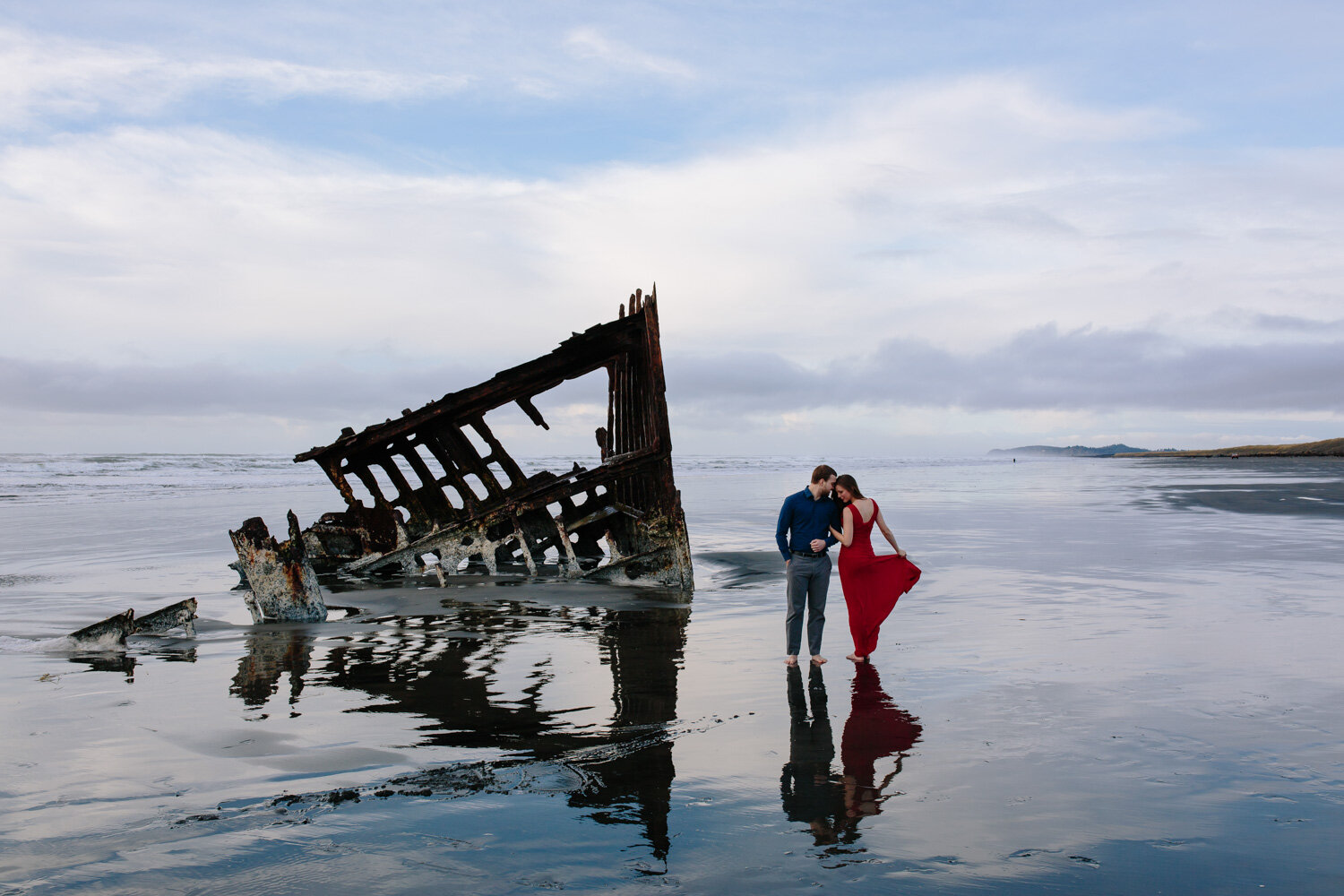A stunning portrait of a couple on the Oregon Coast - Peter Ired