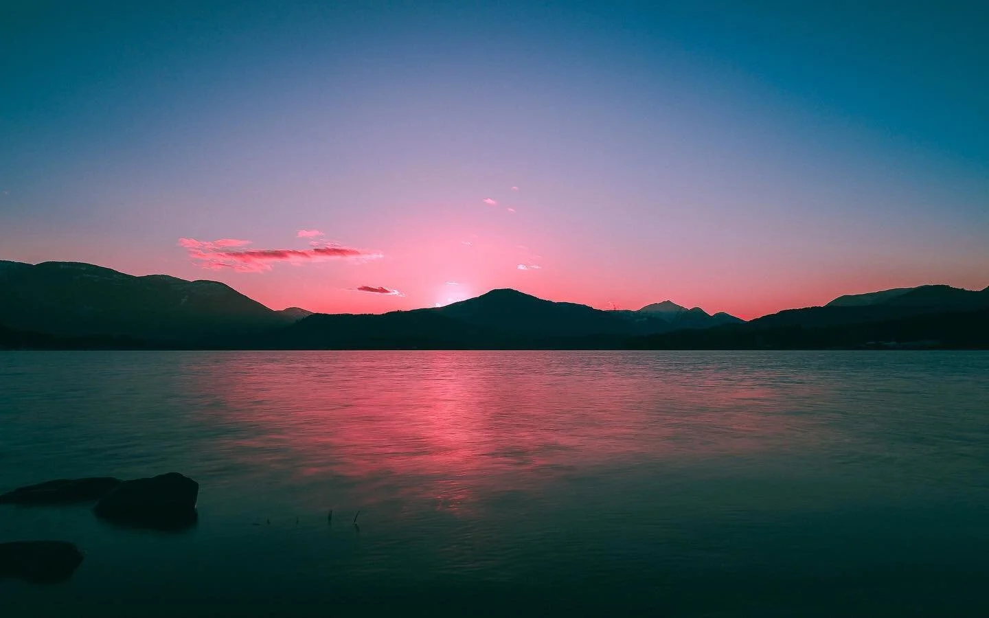 After what felt like an eternity of rain, we finally got some clear skies over Port Alberni 😎 So we headed over to Sproat Lake to soak it up and watch the sunset 🌅 
.
.
.
.
.
.
#SproatLake #PortAlberni #BlueBird #britishcolumbia #beautifulbc #blue 