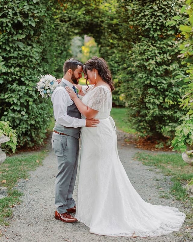 Did you know that you can get married in Spokane's iconic Duncan Gardens?? 🌷🌹🌸 Small, intimate ceremonies like Erin and Evan's are some of my favorite weddings to be a part of 😍 #spokanedoesntsuck #spokanewedding #spokaneelopement #spokanephotogr