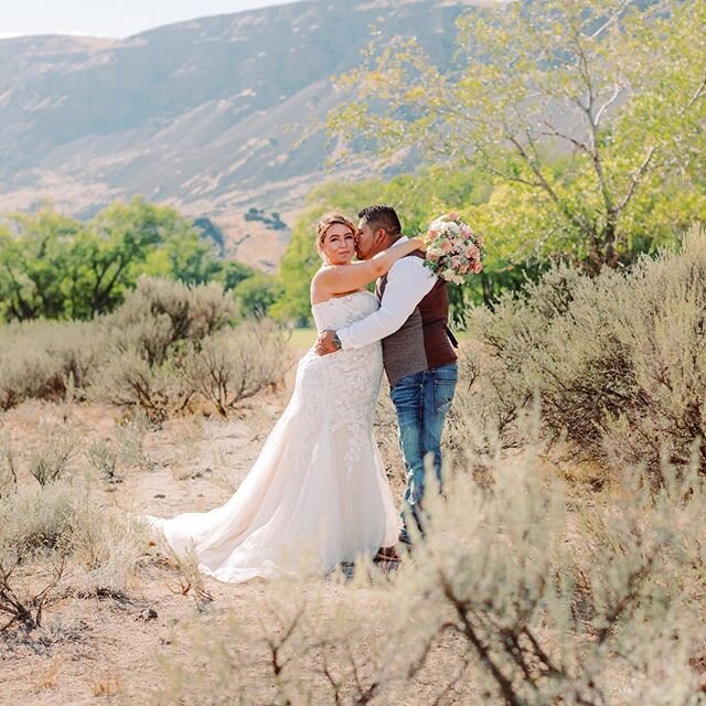 Love love love the landscape of the Coulee Dam area 🌞Photography, take me all the places! &bull;
&bull;
&bull;
&bull;
 #loveauthentic #weddinginspo #weddingphotographer #weddingphotographers #weddingseason #theknot #stylemepretty #spokanewedding #sp