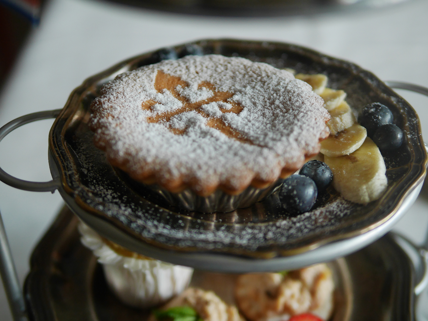 「聖地牙哥塔 Tarta de Santiago」 聖地牙哥塔出自16世紀位於西班牙聖地牙哥的修道院,當時修女會製作不同的修道院洋菓子販售給市民作為生活費,或派發給貧苦人民,漸漸成為西班牙傳統的古董洋菓子。流傳至現代大家仍堅持它的外表與食譜。