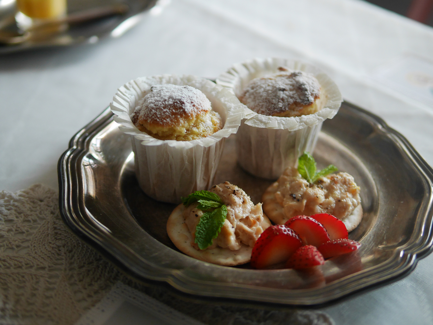 「 侯爵夫人杏仁小蛋糕 Marquise Almond Petit Gâteau」 源自歐洲中世紀修道院食譜,修女們以創作法國小吃Marquise au Chocolat的侯爵夫人作為靈感謬斯,創作「侯爵夫人杏仁小蛋糕」Marquise Almond Petit Gâteau。