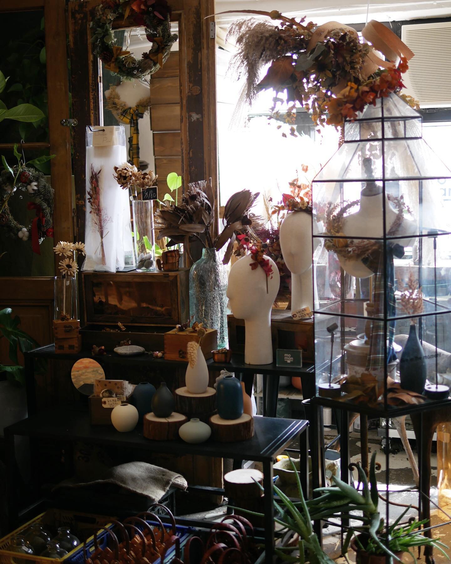 Floral Shop in shop @momant_studio
&middot;
窗邊的美麗花店由 @momant_studio 主理，訂乾鮮花束/ Floral installation 可以跟我們聯絡。
．

由於疫情關係，Parc古道具公園 本館將不定時開放( 或by appointment) ，以網路形式進行販售。見諒身體健康！
⋯⋯⋯
[ Brand Story ]
𝚸𝚨𝐑𝐂 古道具公園．
&lsquo;-𝐟𝐫𝐞𝐧𝐜𝐡 𝐚𝐧𝐭𝐢𝐪𝐮𝐞 &amp;