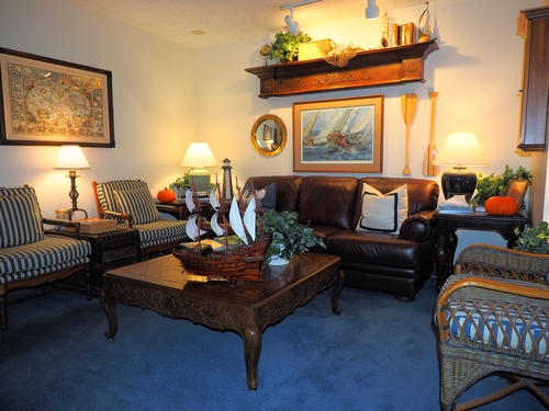 Relax in our comfortable waiting room (living room) with plenty of space to make yourself at home and enjoy a wide selection of magazines.
